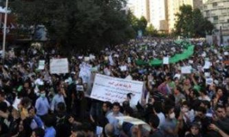 לפחות 4 הרוגים בהפגנות נגד השלטון באיראן