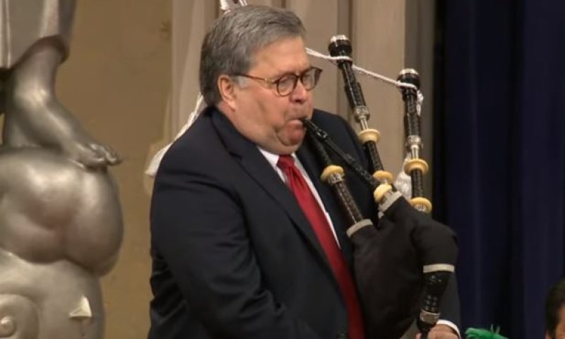 התובע הכללי של ארה"ב פרץ לבמה עם חמת חלילים