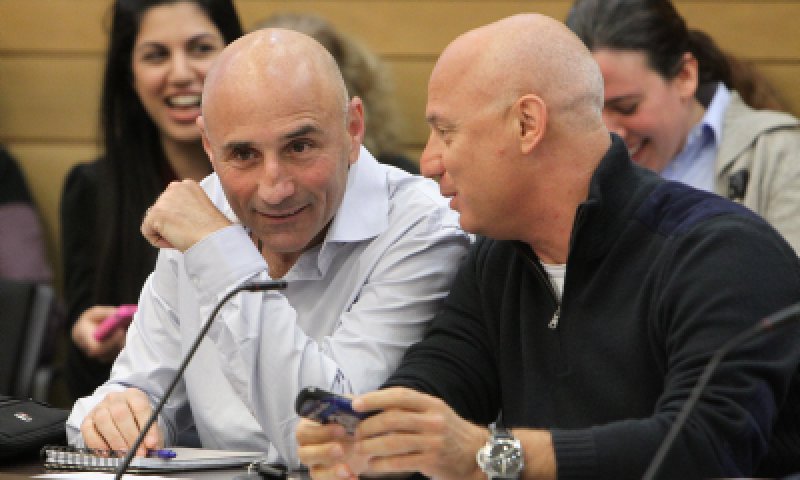 עופר שולח מוכר את המדינה בשביל חופן דולרים