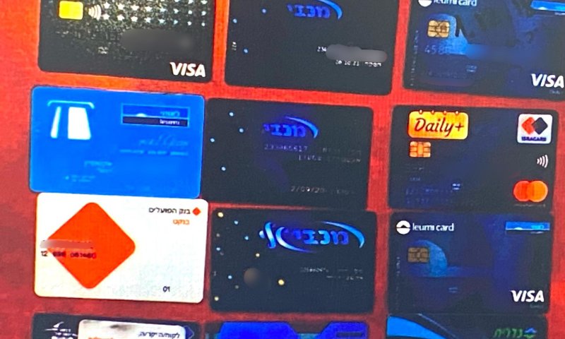 צעירה בת 20 גנבה כרטיסי אשראי ויצאה למסע קניות