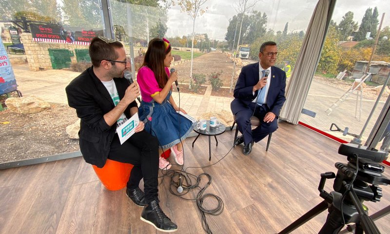 צפו: המשאית הסרוגה עולה לחגוג חנוכה בירושלים