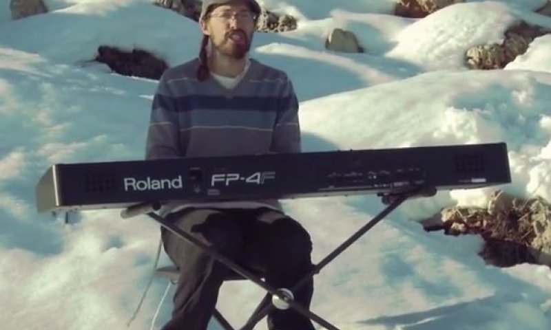 צפו: 'פתח את הלב' של אביחי פז בשלג