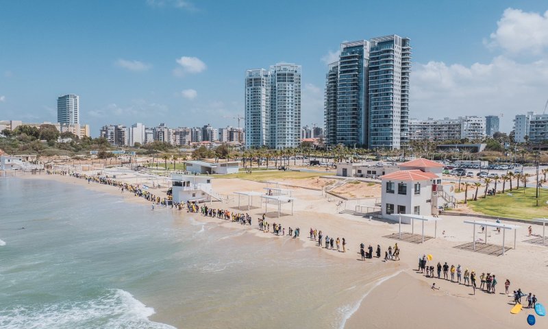 שרשרת ענק: אלפים נעמדו בחופים למען החטופים