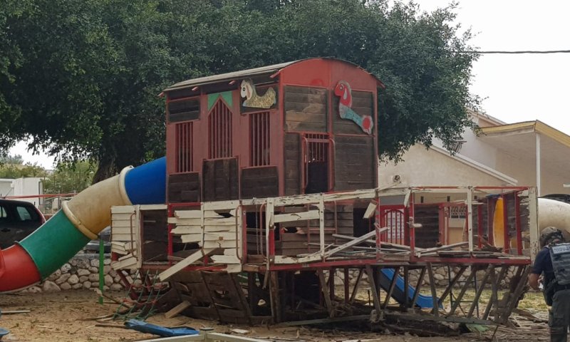 פגיעה ישירה בגן שעשועים סמוך לישיבת ההסדר