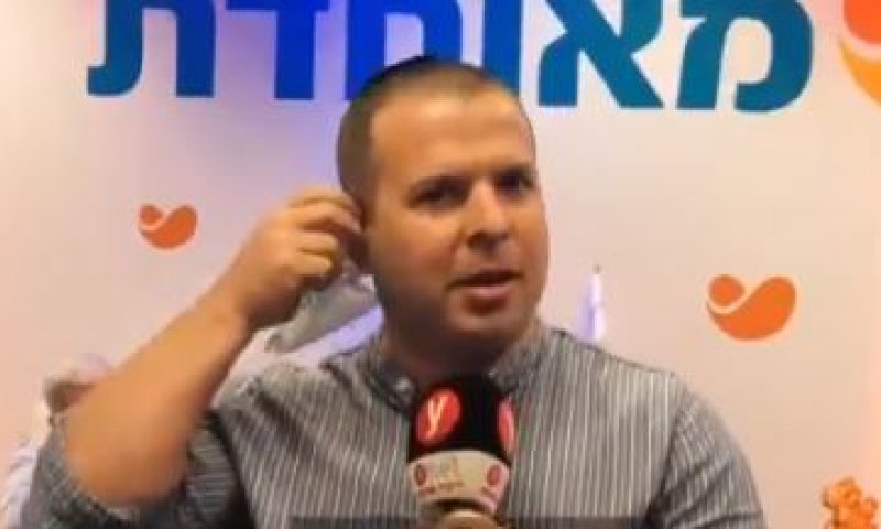 כמה זמן לקח לכתב הסרוג להוריד את המסכה?  צפו