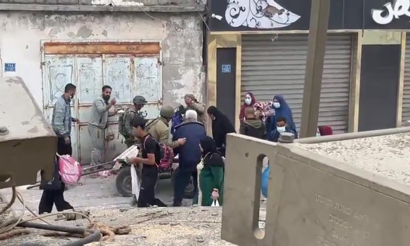 תיעוד: לוחמי צה"ל עוזרים לתושב עזה לסחוב עגלה