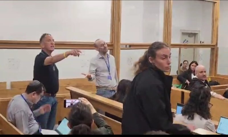 הסב השכול התפרץ לעבר נתניהו: תוריד את סמל החטופים מדש מעילך