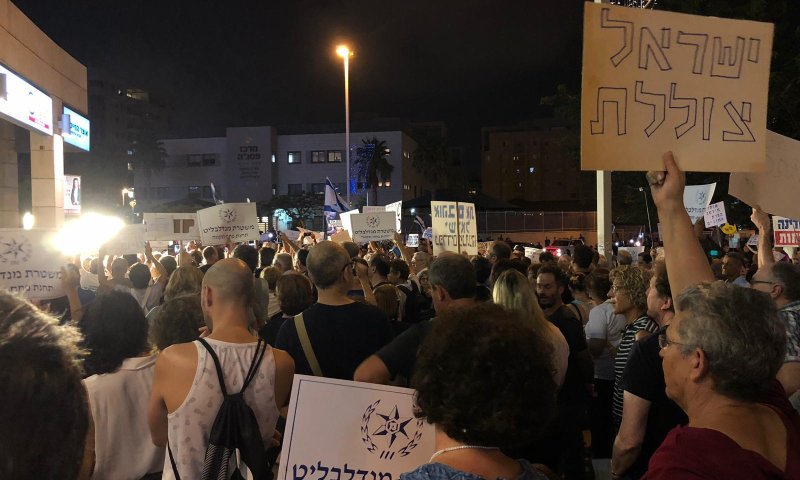 פעילי שמאל הטרידו את היועמ"ש בדרך לבית הכנסת