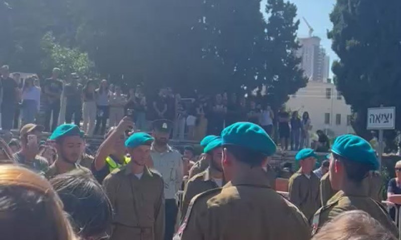 עדן חסון שר את שקיעות אדומות בהלוויית חיילת