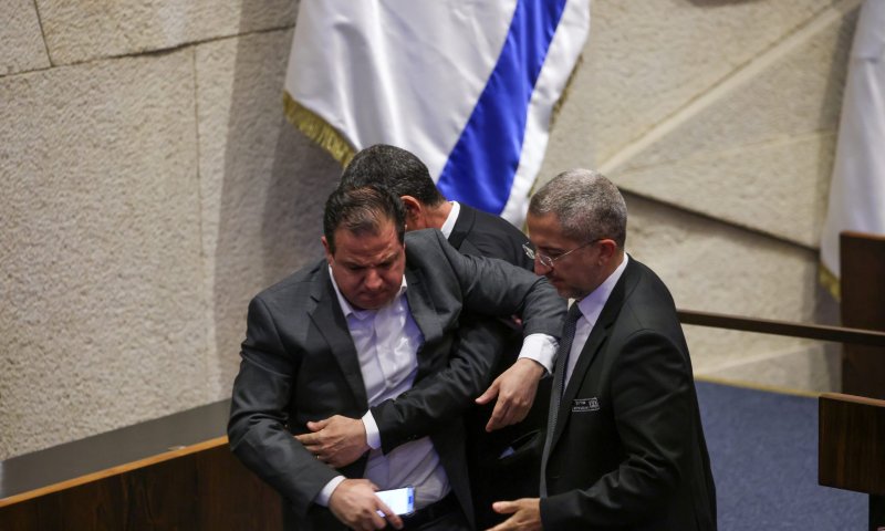 "מרעיבה ילדים": איימן עודה עורר סערה וסולק מהמליאה