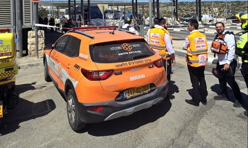 פיגוע דקירה במחסום המנהרות, המחבל חוסל