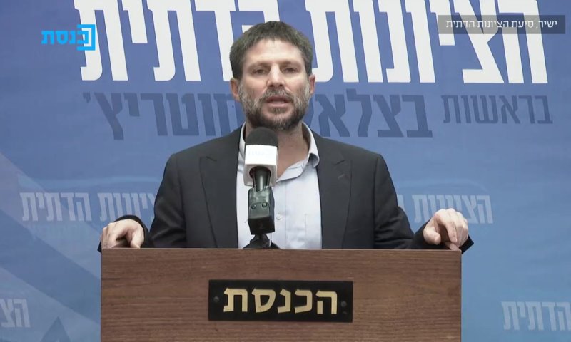 אם אשתו טסה לחו"ל, הוא יכול לשבת ביציע המבודדים