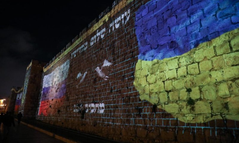 מתכוננים לפסגה? דגלי רוסיה ואוקראינה על החומות