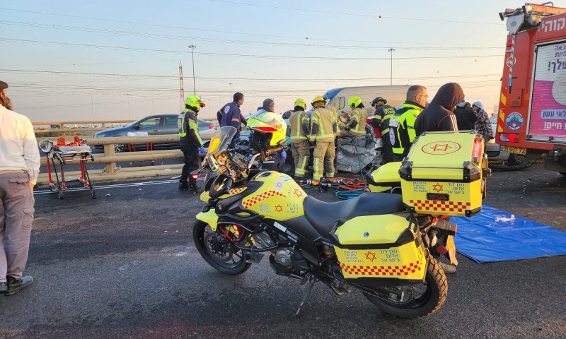 תאונת דרכים בין 2 משאיות בכביש 444: גבר בן 30 נפצע קשה