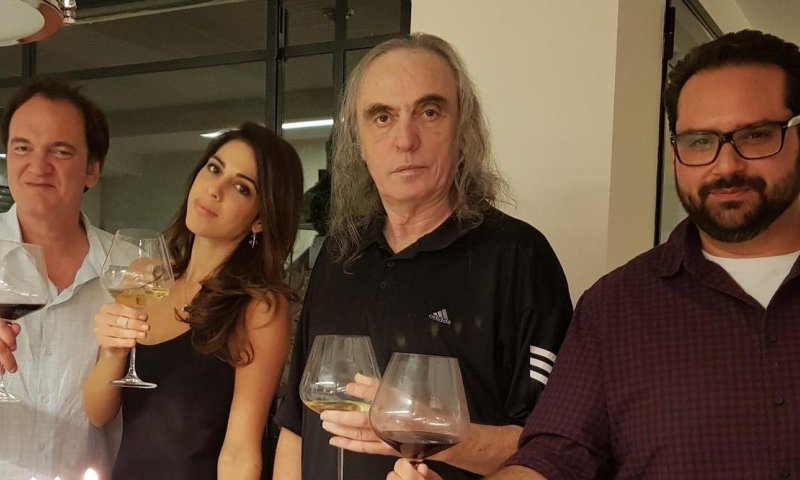 חצי שנה מהאשפוז: צביקה פיק עם ביתו ובעלה טרנטינו