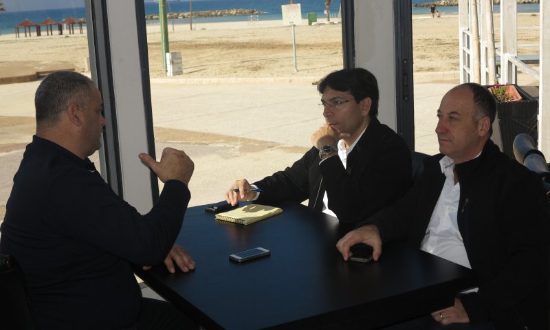 לפיד ניסה לצבור הון פוליטי על חשבון העסקים