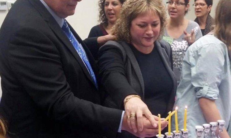 אולי בשנה הבאה נראה רב בהדלקת הנרות בחיפה