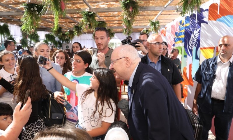 כמיטב המסורת; המונים מתארחים בסוכתו של ריבלין