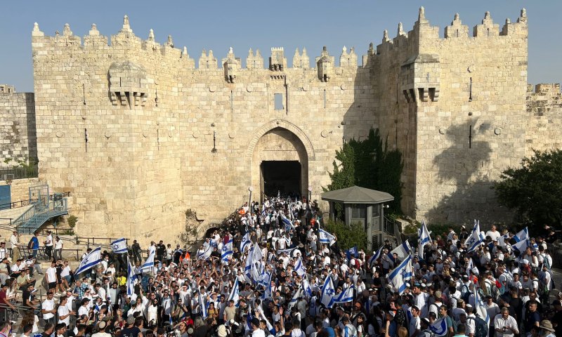 50 אלף איש חוגגים במצעד הדגלים בירושלים