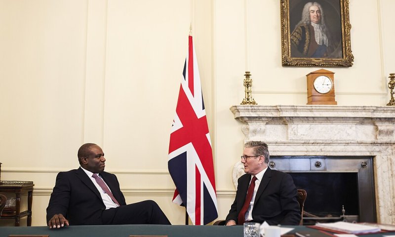 שיא הצביעות: בריטניה בתגובה ראשונה לסרטוני החטופים