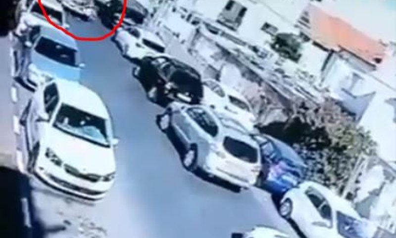 תיעוד דרמטי: בן 8 התפרץ לכביש והועף למרחק. צפו