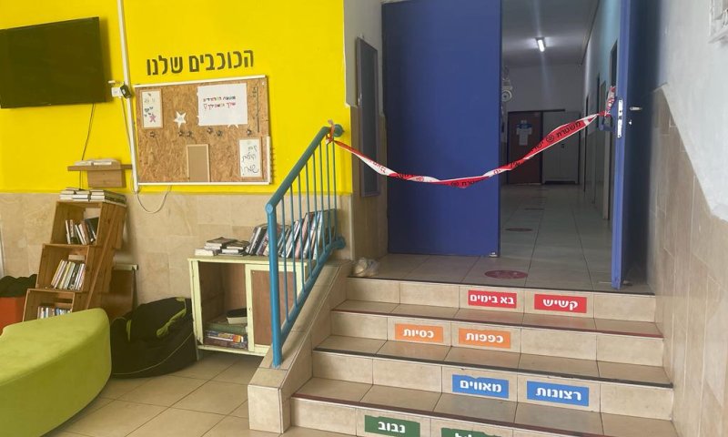 רעולי פנים נכנסו לבית ספר ודקרו בן 16; מצבו לא יציב