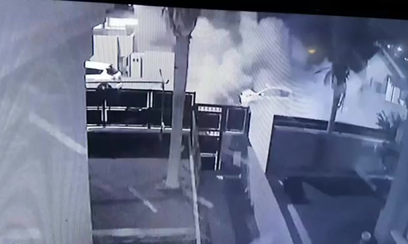 תיעוד: הרקטה פוגעת ישירות בבית, וגורמת לפיצוץ