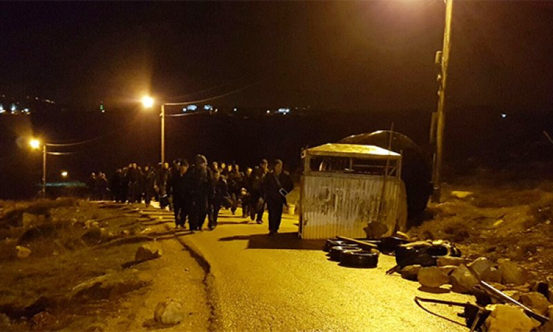 "נקשרים אחד לשני ולרהיטים; לצלם, לצלם"