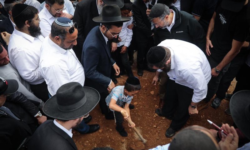 ילד קטן אומר קדיש: הלוויות הנרצחים בפיגוע באלעד