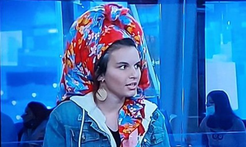 מטפחות מוחצנות: הרשת גועשת בשל בחירה אופנתית