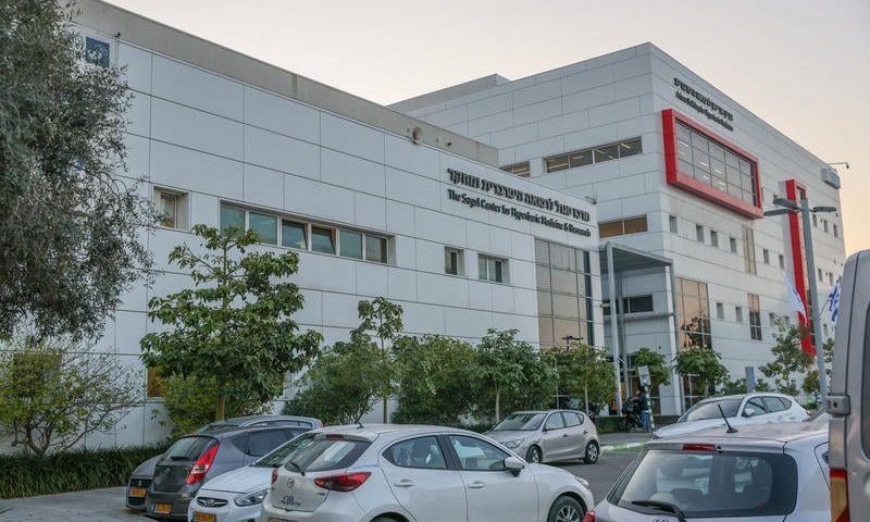 מוסיף להיות קשה מצבה של הנערה השניה שנפלה אמש