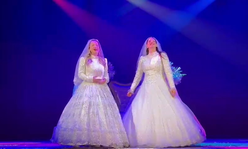 צפו: חן אמסלם וספיר סבן בשמלות כלה על הבמה