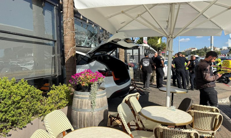 כפר סבא: אדם נהרג מפגיעת רכב בבית קפה בעיר