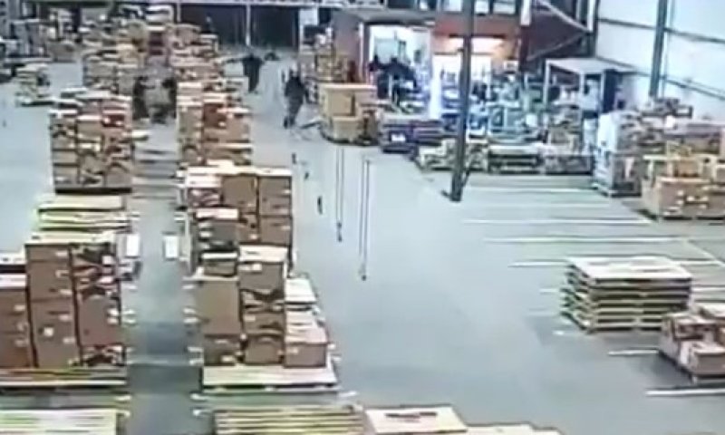 תיעוד דרמטי: הדלת נסגרה; הרקטה נחתה במפעל. צפו