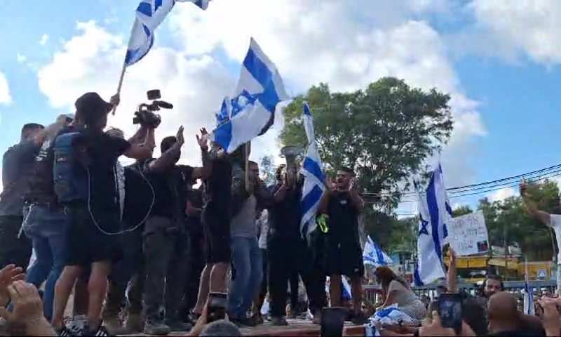 מפגינים רבים הגיעו לבסיס בו עצורים הלוחמים. צפו