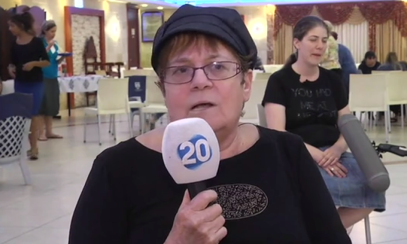 "שאלתי אותו 'מי אתה?' אז הוא חייך ותקע בי סכין". צפו