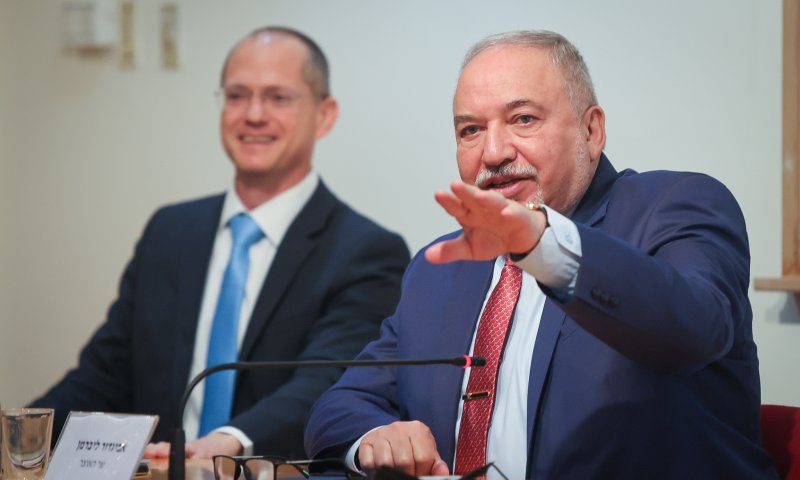 המשבר הבא: 4 סיעות בקואליציה נגד ליברמן