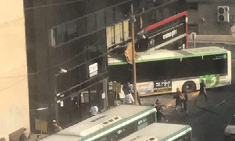 צפו: האוטובוס 'נבלע' בתוך בניין בתל אביב