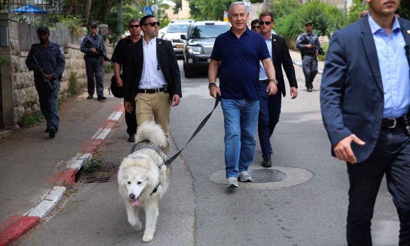 מוצאי יום העצמאות: נתניהו הפתיע בטיול רגלי