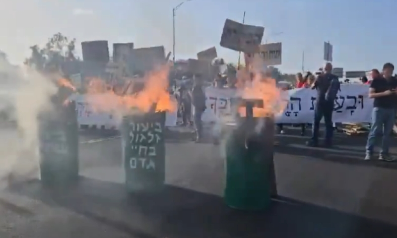 עם חביות בוערות: משפחות חטופים חוסמות את כביש 1