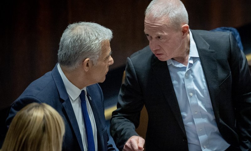 לפיד: "גלנט &ndash; יש לך רוב בעם לחוק גיוס שוויוני"