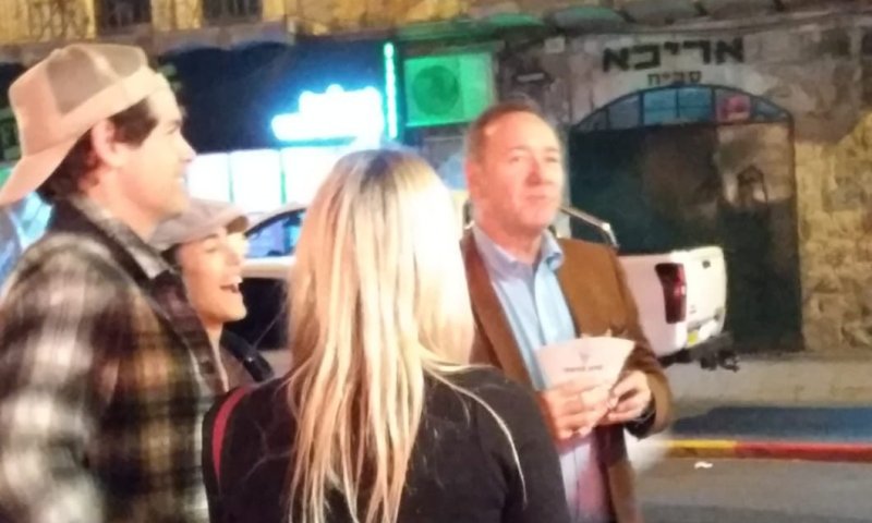 זוכה האוסקר מבלה במחנה יהודה &bull; תמונות בלעדיות