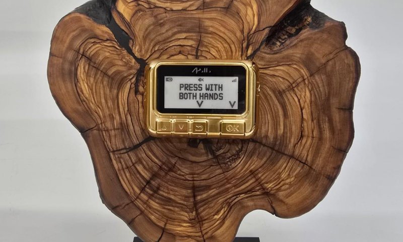 כך זה נראה: נחשף הביפר המוזהב שנתניהו העניק לטראמפ