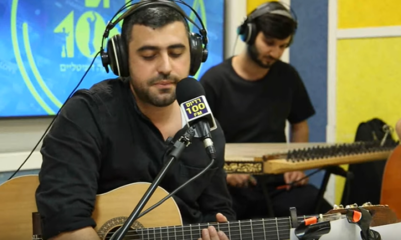 כמה פרגון: ישי ריבו עושה עקיבא. צפו בביצוע