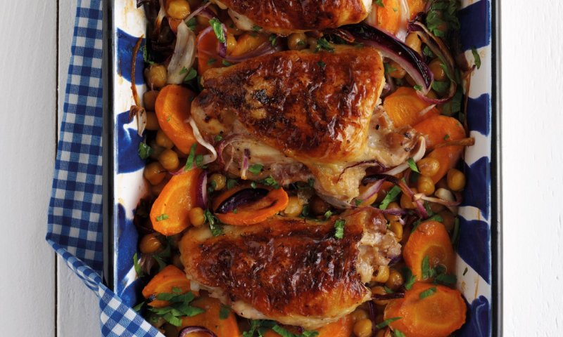 במיוחד לכבוד שבת והחג: מתכון לעוף צלוי עם ירקות שורש
