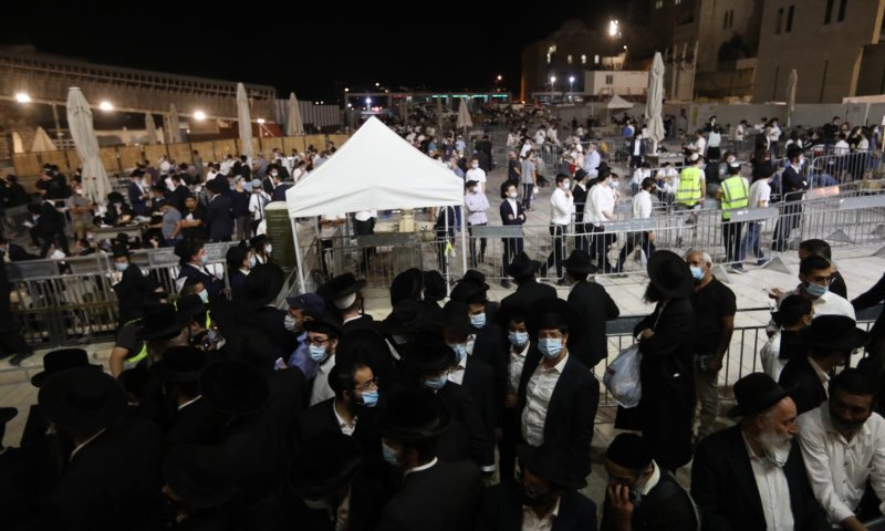 תיעוד: עשרות פרצו את המחסומים בכותל המערבי