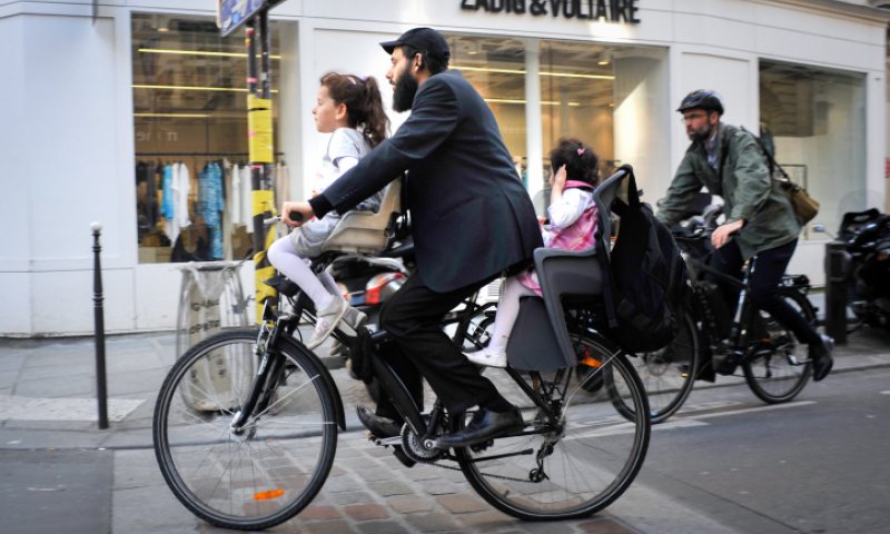 אנטישמים כרתו ליהודי אצבע בעזרת מסור