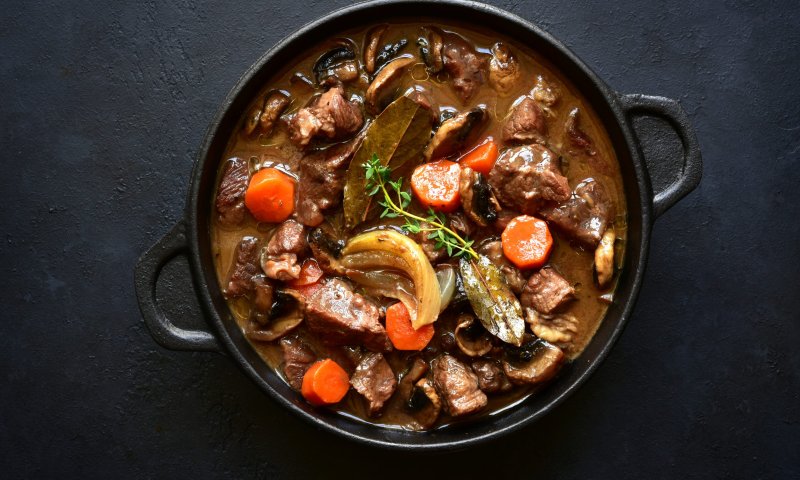 טעים ומנחם: קדרת בקר ביין ופטריות