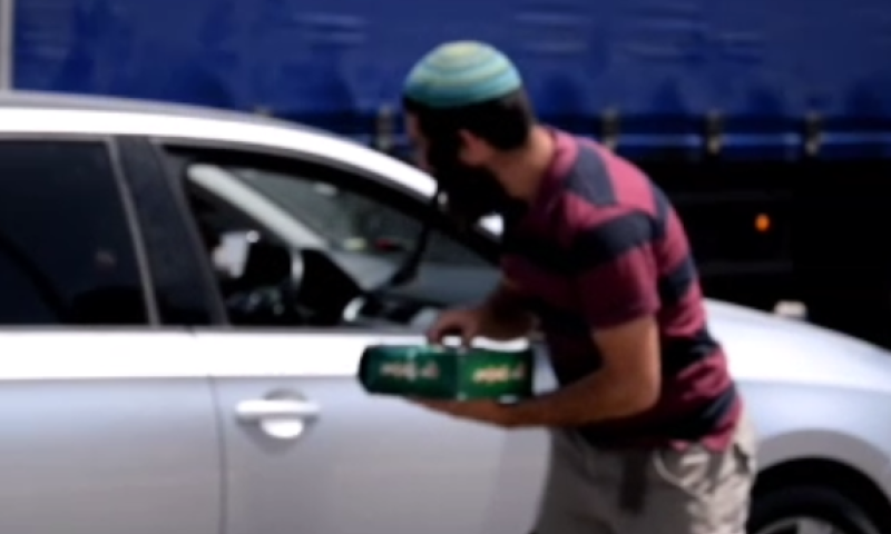 צפו: חלוקת 'טורטיות' במקום נסיון הלינץ'