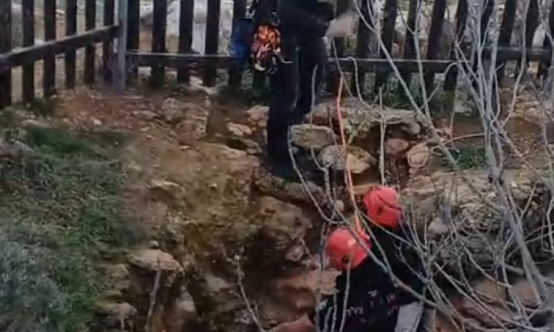 תיעוד: חילוץ ילד בן 7 שנפל לבור בעומק 14 מטר בגבעות שילה